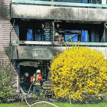 Hoher Sachschaden nach Brand in Mehrfamilienhaus