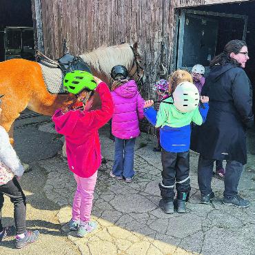 Glückliche Kinder nach dem Ausritt