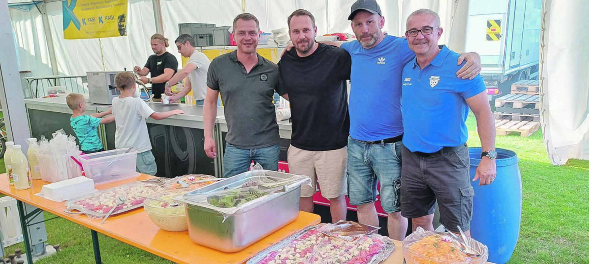 Familiäres Beisammensein bei Speis und Trank