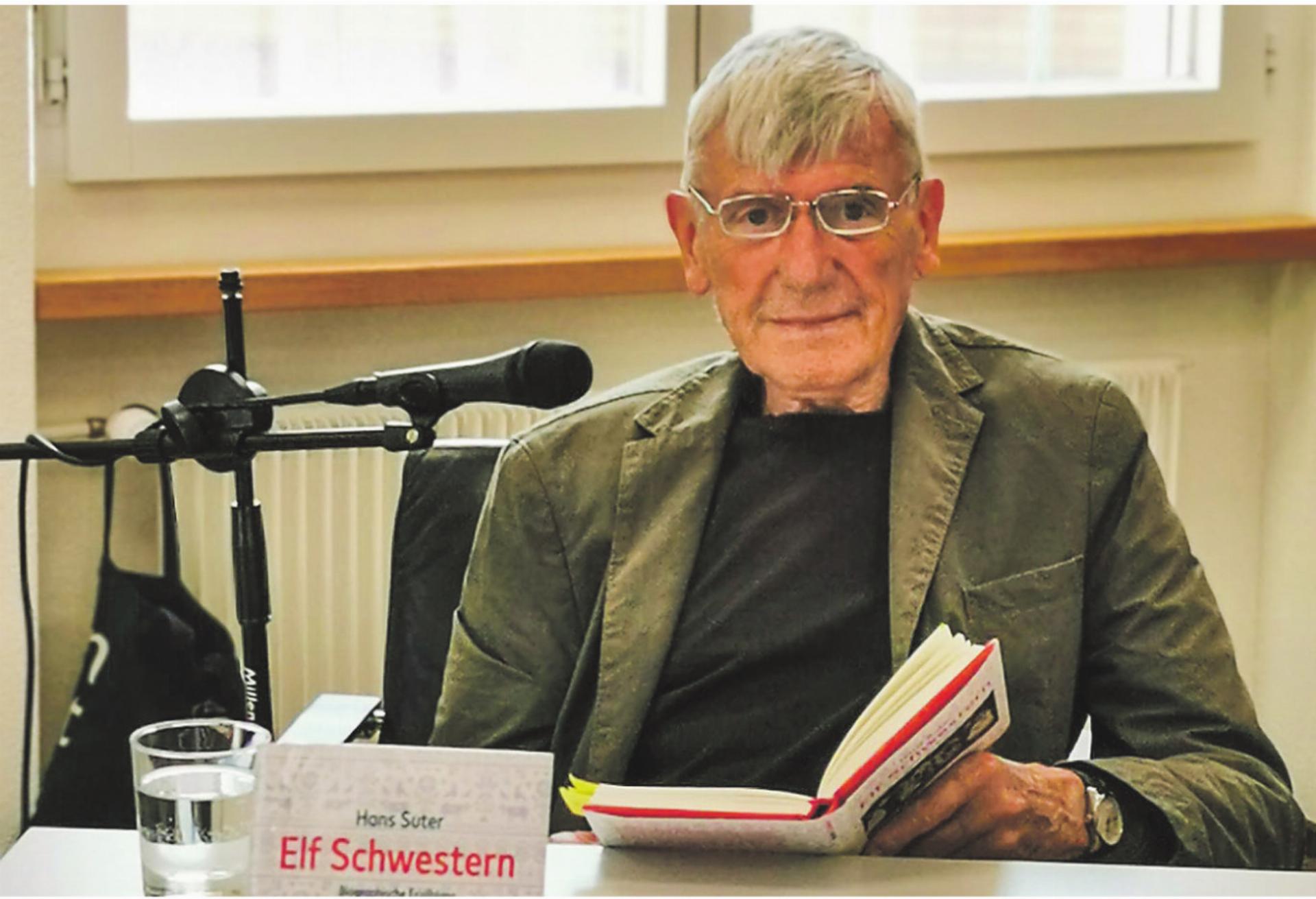 Der Schauspieler und Autor Hans Suter, hier bei der Lesung vor gut einem Monat in der Bibliothek Aadorf, wurde in Wittenwil geboren. Bild:zvg