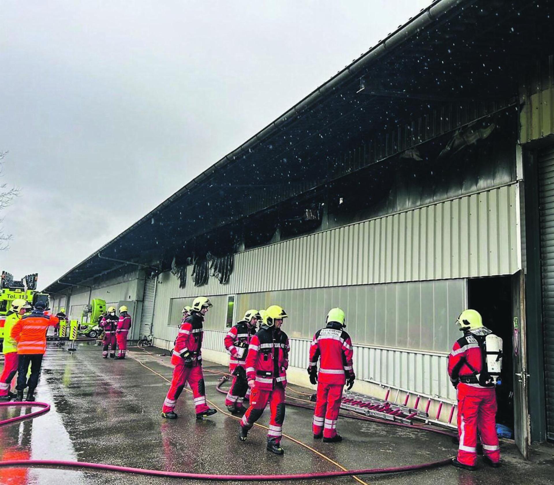 Die Feuerwehr im Einsatz vor der Lagerhalle Hengartner. Bild: Kantonspolizei Zürich