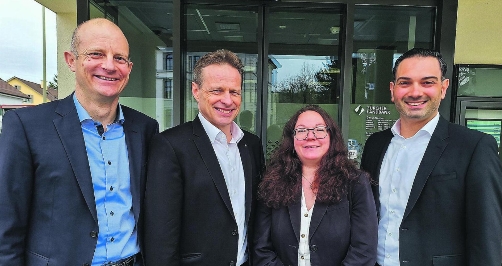 Die Bankleitung der ZLB freut sich über ein erfolgreiches 2023: Jürg Randegger, Roger Bernhard, Petra Baltensperger und Dario Miro (von links). Bild: zvg