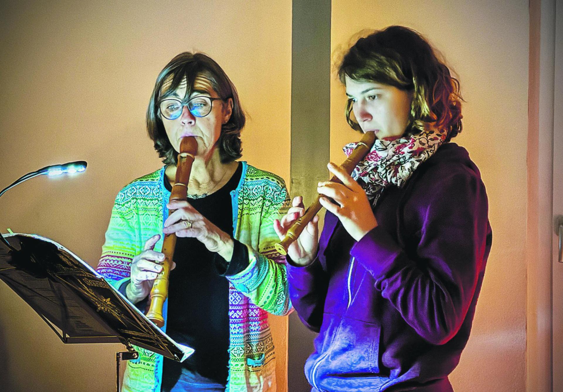 Die beiden Flötistinnen sorgten für den musikalischen Rahmen und begleiteten die gemeinsam gesungenen Weihnachtslieder.