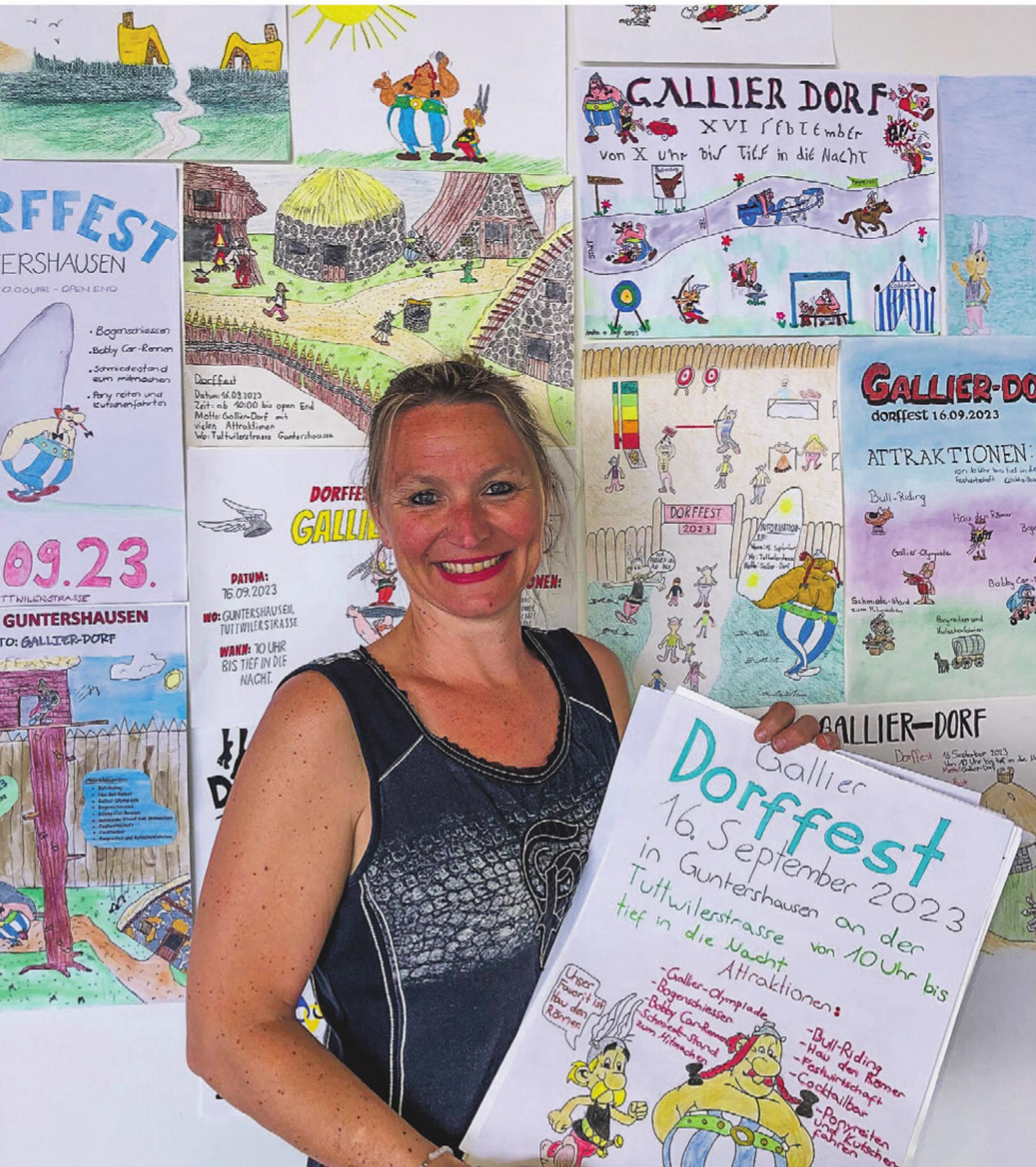 Stolz präsentiert Claudia Fisch die vielen liebevoll gestalteten Dorffest-Werbeplakate der Guntershauser Primarschüler.