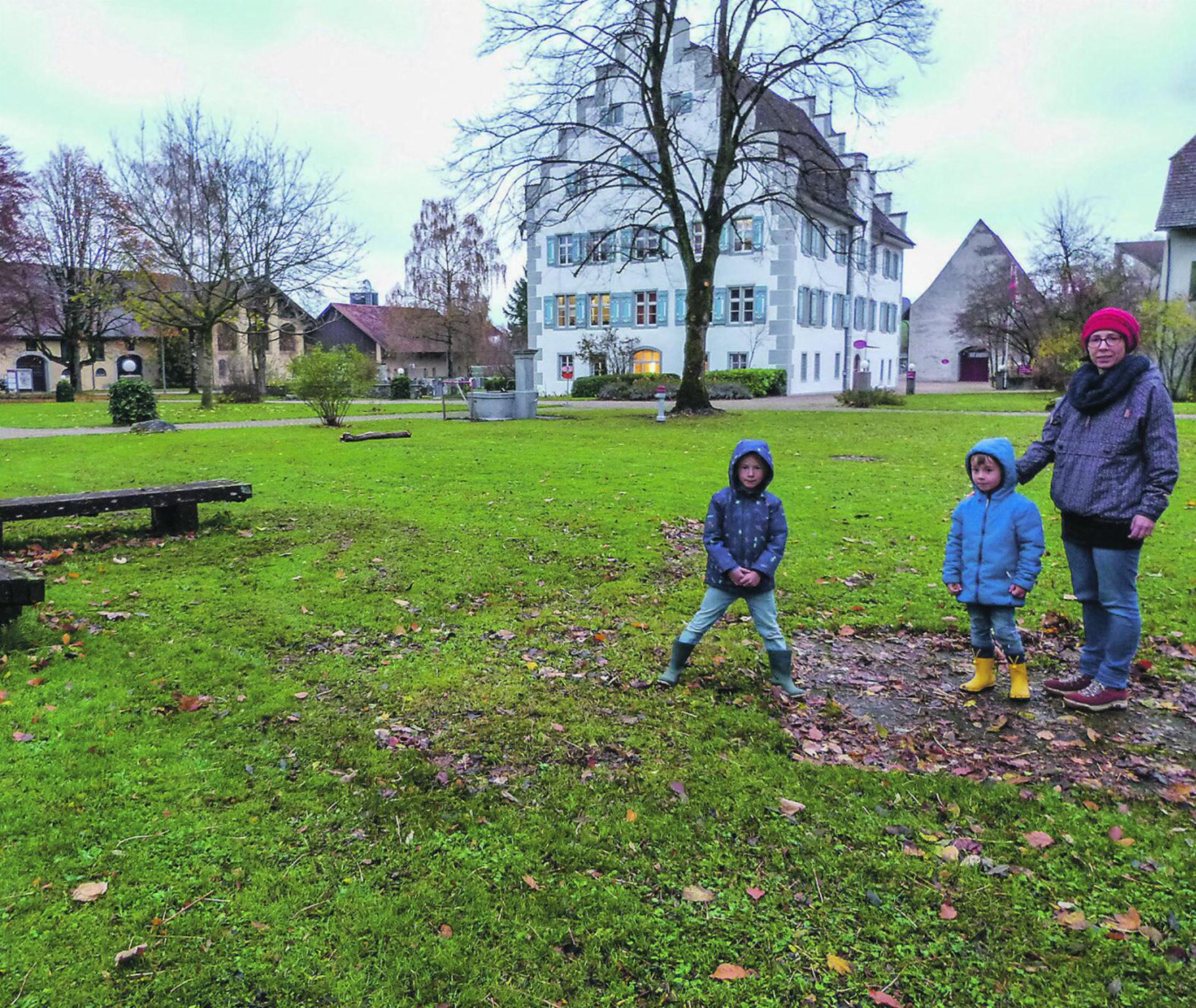Anne Hoop und ihre beiden Kinder wünschen sich den Spielplatz zurück. Bild: Kurt Lichtensteiger