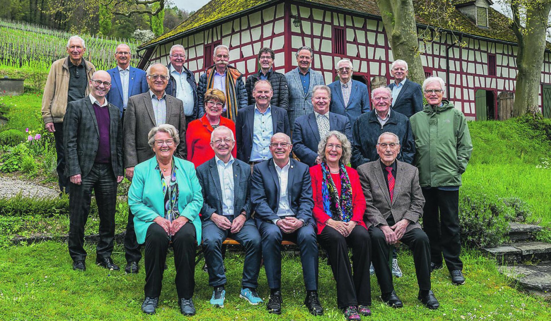 Die Teilnehmenden des Treffens der ehemaligen Grossratspräsidien mit dem amtierenden Andreas Zuber auf dem Schlossgut Bachtobel. Bild: Kirsten Oertle