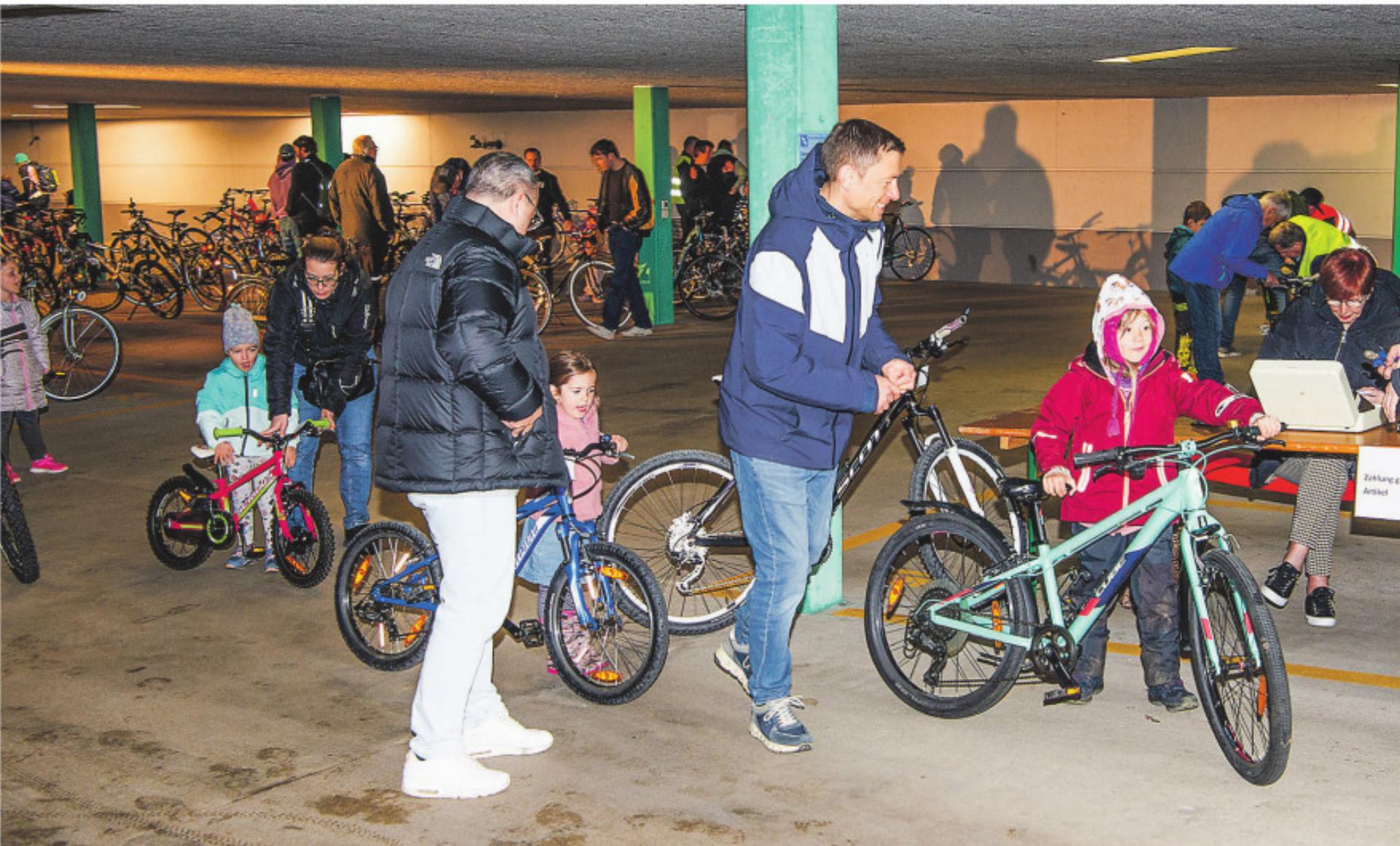 Fahrräder für Gross und Klein an der Aadorfer Velobörse - Das Bild wird blockiert. – Möglicherweise durch einen aktiven Adblocker.