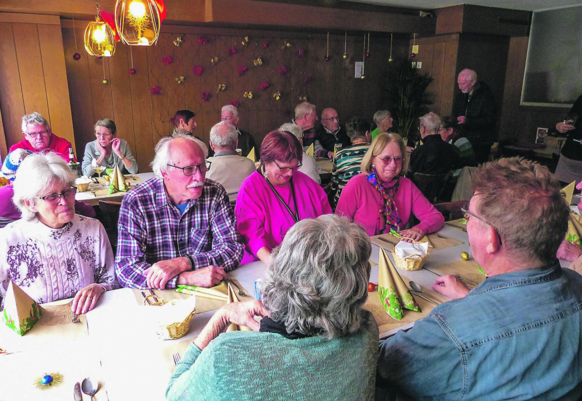 30 gutgelaunte Gäste trafen sich im «Ochsen» zum Mittagstisch und Spielenachmittag.