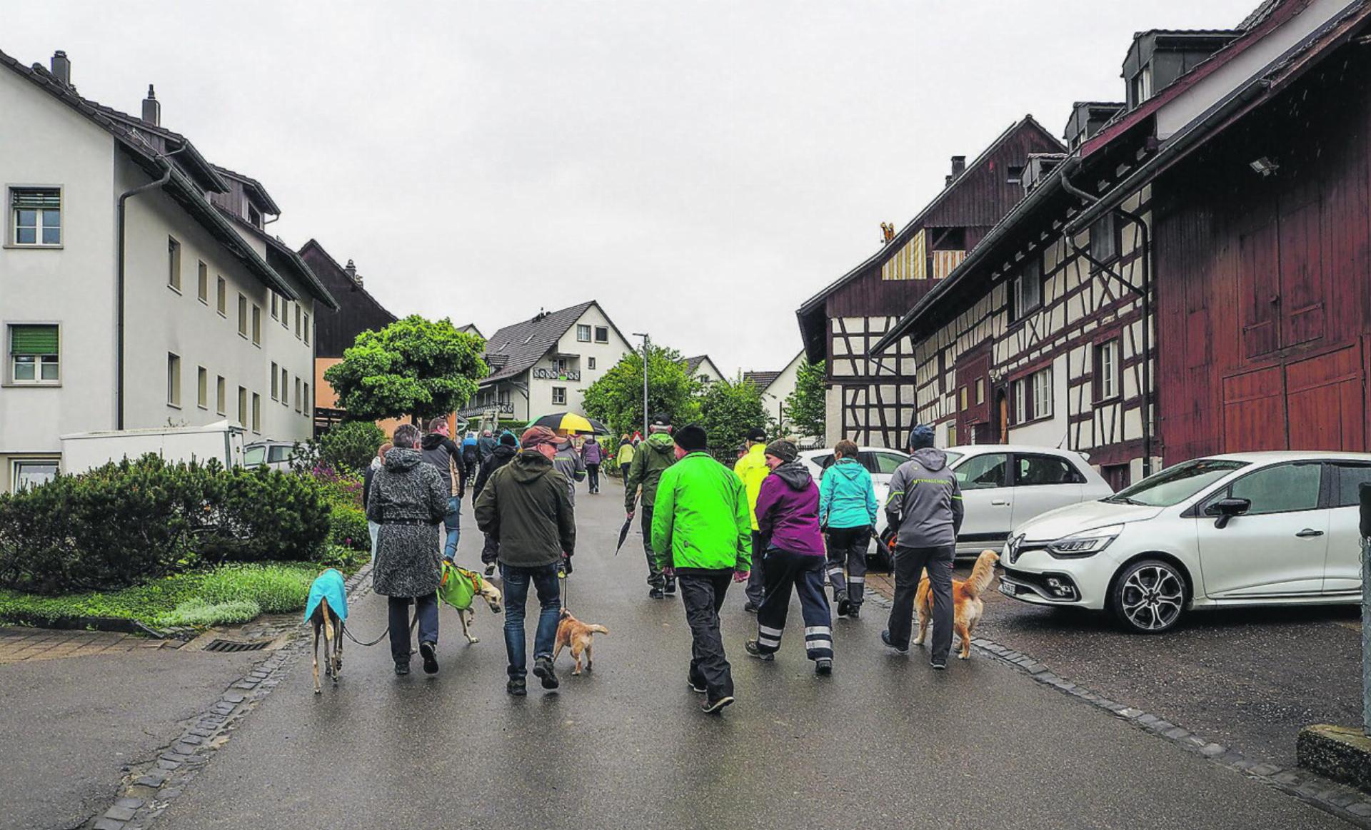 Fröhliches spazieren im Regen in Hagenbuch