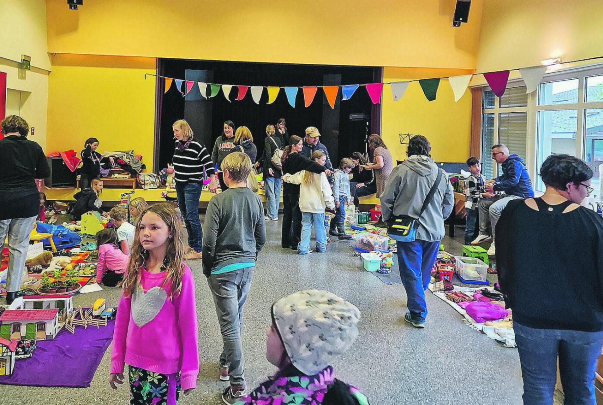 Gut besuchter Kinderflohmarkt in der Schule in Hofstetten. Bilder: Emanuela Manzari