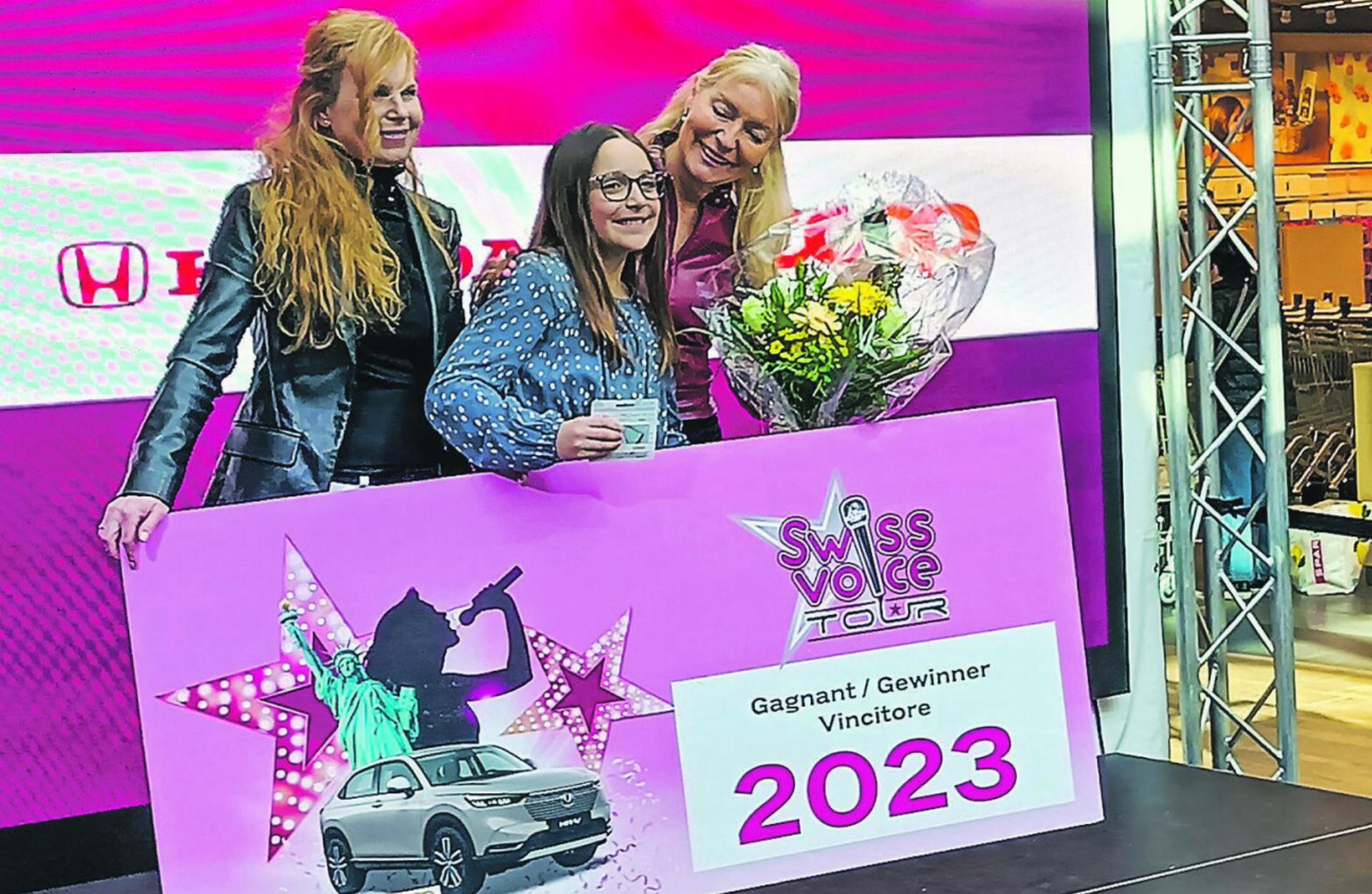 Die strahlende Siegerin Isabella Schmid (Mitte) wird von Sängerin und Jurymitglied Rebecca Spiteri (rechts) und einer Sponsorin ausgezeichnet. Bild: Beata Schmid