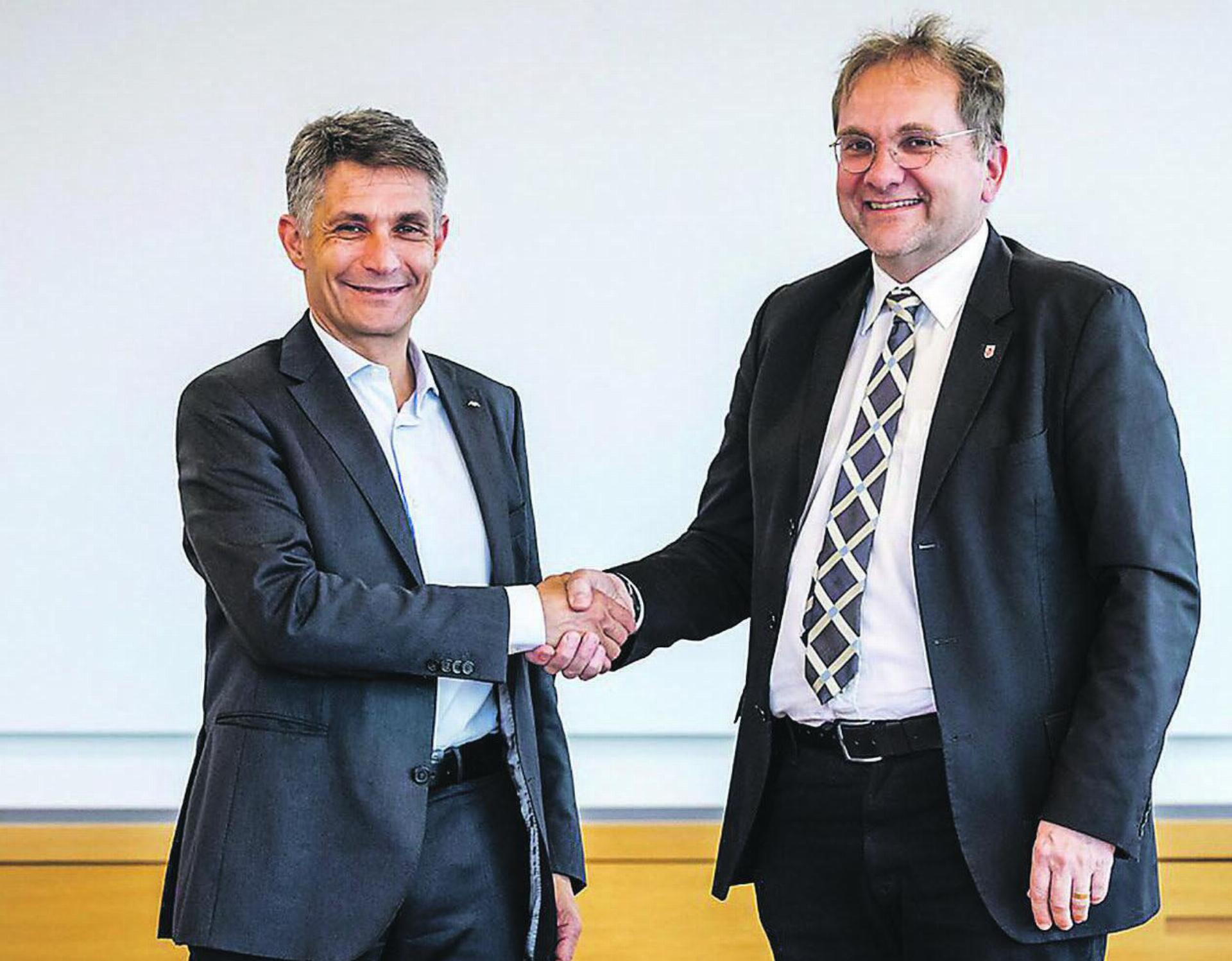 Stadtrat Stefan Fritschi (rechts) hat sich am vergangenen Freitag bei Fabrizio Petrillo, CEO der AXA Schweiz, bedankt. Bild: zvg