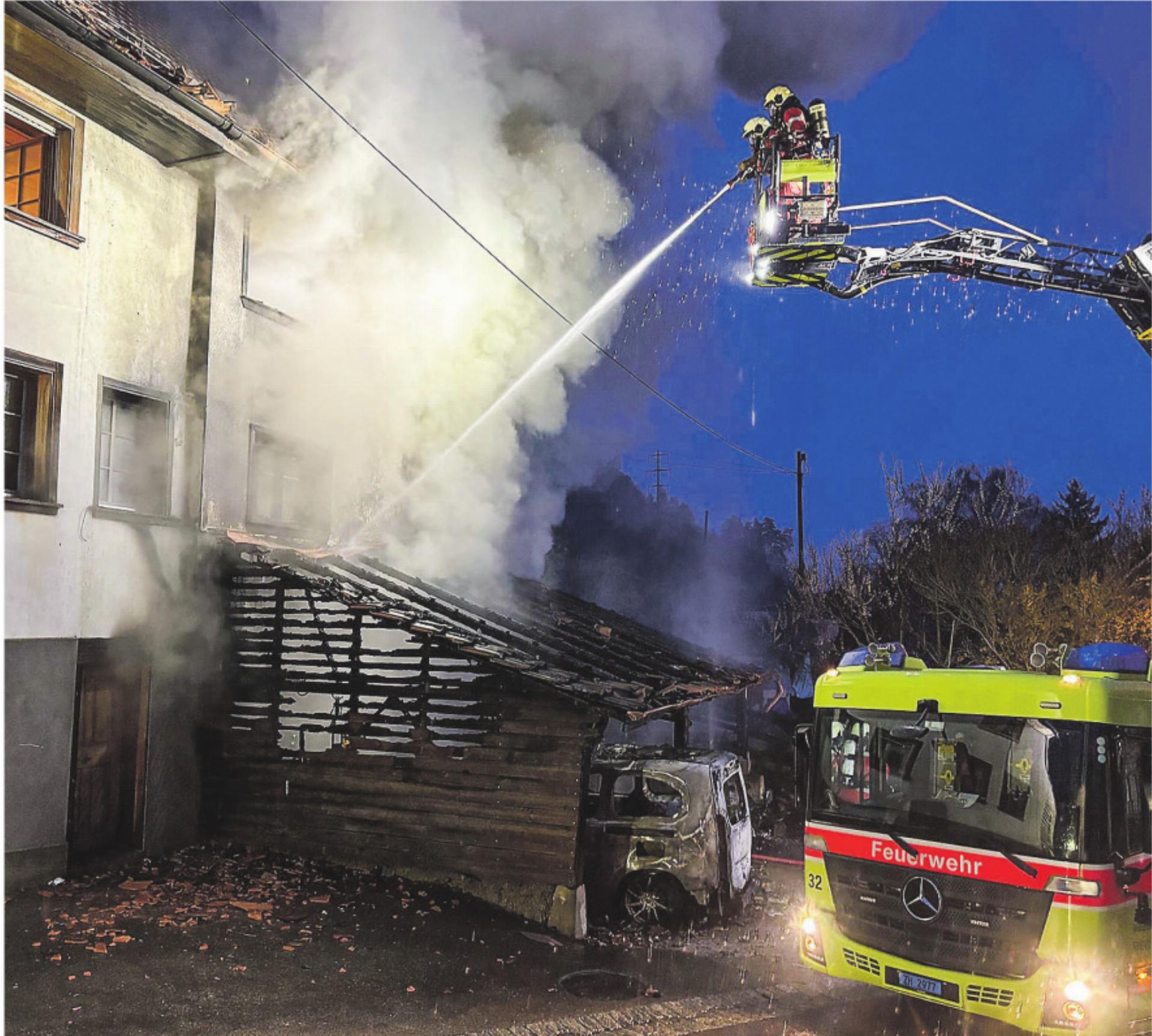 Brand in Unterstand greift auf Wohnhaus über - Das Bild wird blockiert. – Möglicherweise durch einen aktiven Adblocker.