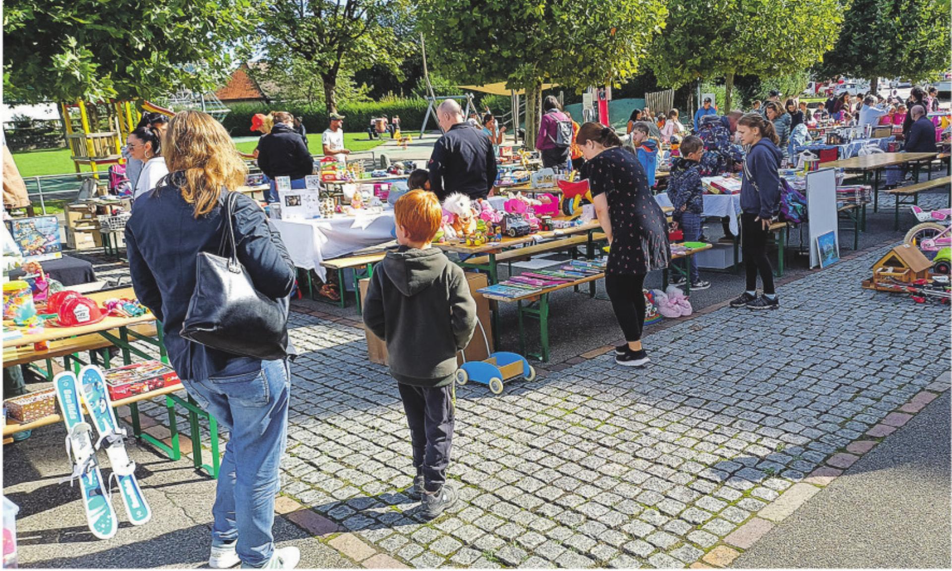 Reger Handel am Aadorfer Kinderflohmarkt - Das Bild wird blockiert. – Möglicherweise durch einen aktiven Adblocker.