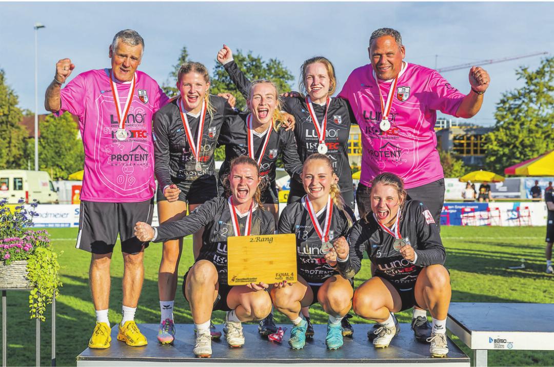 Die FG-Frauen haben ihren Erfolg gebührend gefeiert und wurden mit der Silbermedaille ausgezeichnet. Die FG-Frauen haben ihren Erfolg gebührend gefeiert und wurden mit der Silbermedaille ausgezeichnet.