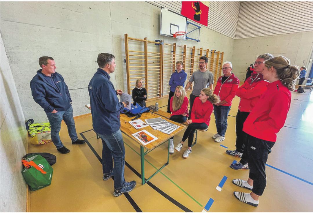 Interessiertes Zuhören bei den Themen Verbrennungen, Epilepsie, Diabetes und Ersticken. Interessiertes Zuhören bei den Themen Verbrennungen, Epilepsie, Diabetes und Ersticken.