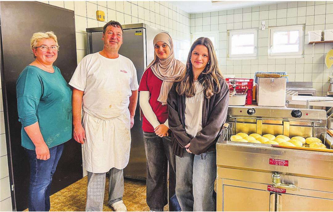 Arika Brennwald (rechts) und Jalldyze Haliti schnuppern in der Backstube der Bäckerei-Konditorei Fritz von Lukas und Malgorzata Fritz in Dickbuch. Bild: Bettina Sticher Arika Brennwald (rechts) und Jalldyze Haliti schnuppern in der Backstube der Bäckerei-Konditorei Fritz von Lukas und Malgorzata Fritz in Dickbuch. Bild: Bettina Sticher