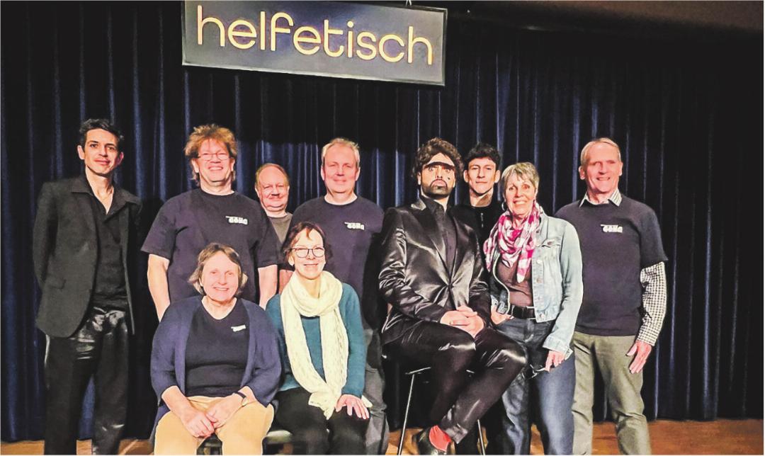 Müslüm (Semih Yavsaner) und Gitarrist Roman Nowka (links) mit dem Vorstand des Kulturveranstalters Gong (Pascal Mettler, 2. v.l.). Müslüm (Semih Yavsaner) und Gitarrist Roman Nowka (links) mit dem Vorstand des Kulturveranstalters Gong (Pascal Mettler, 2. v.l.).