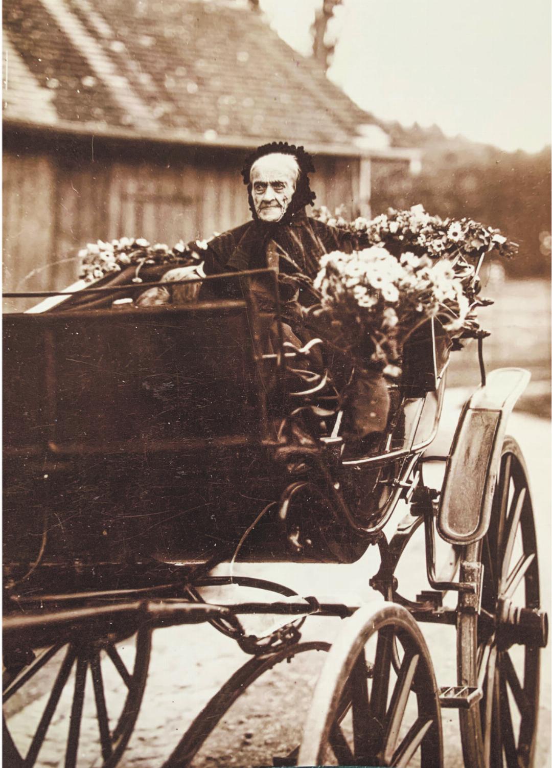 Witwe Magdalena Mantel-Oehninger, die bei der Volkszählung 1920 älteste Elgger Bürgerin, wird 1930 als 100-Jährige, auf ihrem Besuch in Elgg, beim Läuten der Kirchen glocken, durch den Flecken gefahren. Bilder: zVg Witwe Magdalena Mantel-Oehninger, die bei der Volkszählung 1920 älteste Elgger Bürgerin, wird 1930 als 100-Jährige, auf ihrem Besuch in Elgg, beim Läuten der Kirchen glocken, durch den Flecken gefahren. Bilder: zVg