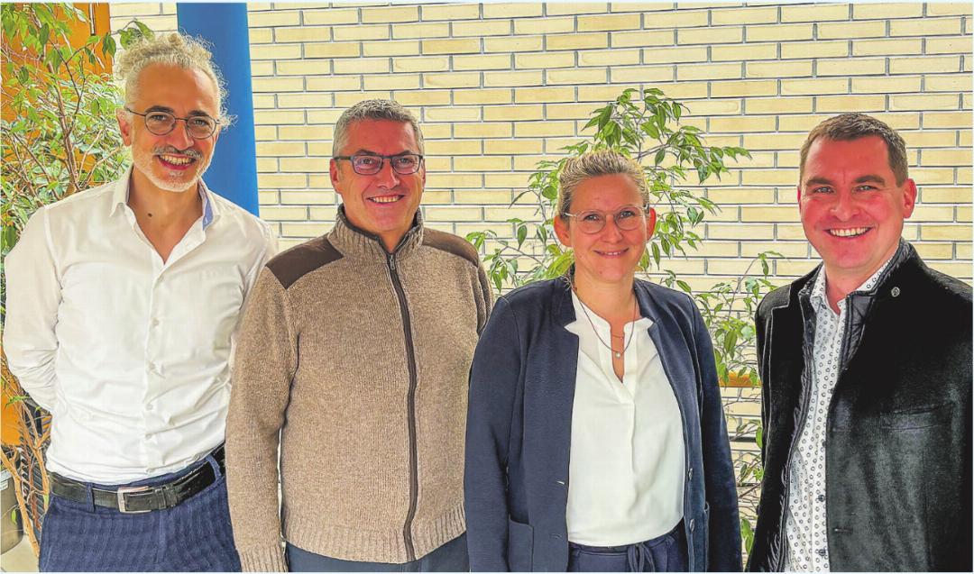 Übergabe an das neue Planerteam: v.l.n.r. Adriano Quarta (AQUAM GmbH), Stefan Mühlemann (Gemeinderat), Nicole Gamisch (ARGE Gamisch Architekten GmbH/Gloor Gottardo Baumanagement GmbH), Elias Furrer (Architektengruppe 4). Bild: zVg Übergabe an das neue Planerteam: v.l.n.r. Adriano Quarta (AQUAM GmbH), Stefan Mühlemann (Gemeinderat), Nicole Gamisch (ARGE Gamisch Architekten GmbH/Gloor Gottardo Baumanagement GmbH), Elias Furrer (Architektengruppe 4). Bild: zVg