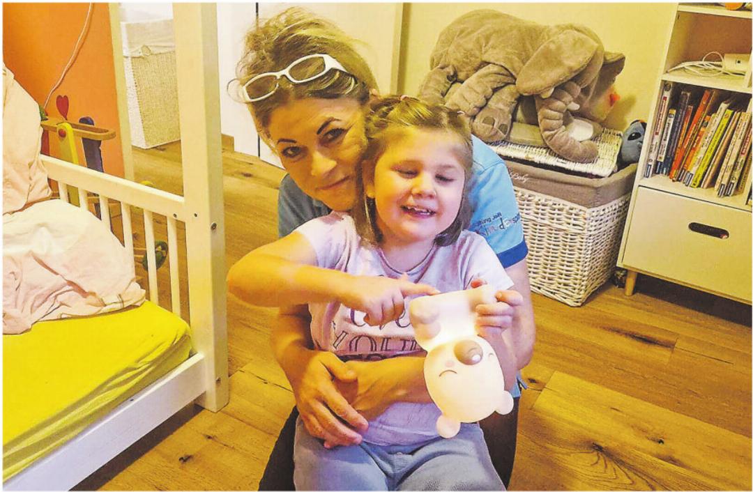 Franziska Gut mit Leonie in ihrem liebevoll eingerichteten Kinderzimmer. Bilder: Emanuela Manzari Franziska Gut mit Leonie in ihrem liebevoll eingerichteten Kinderzimmer. Bilder: Emanuela Manzari