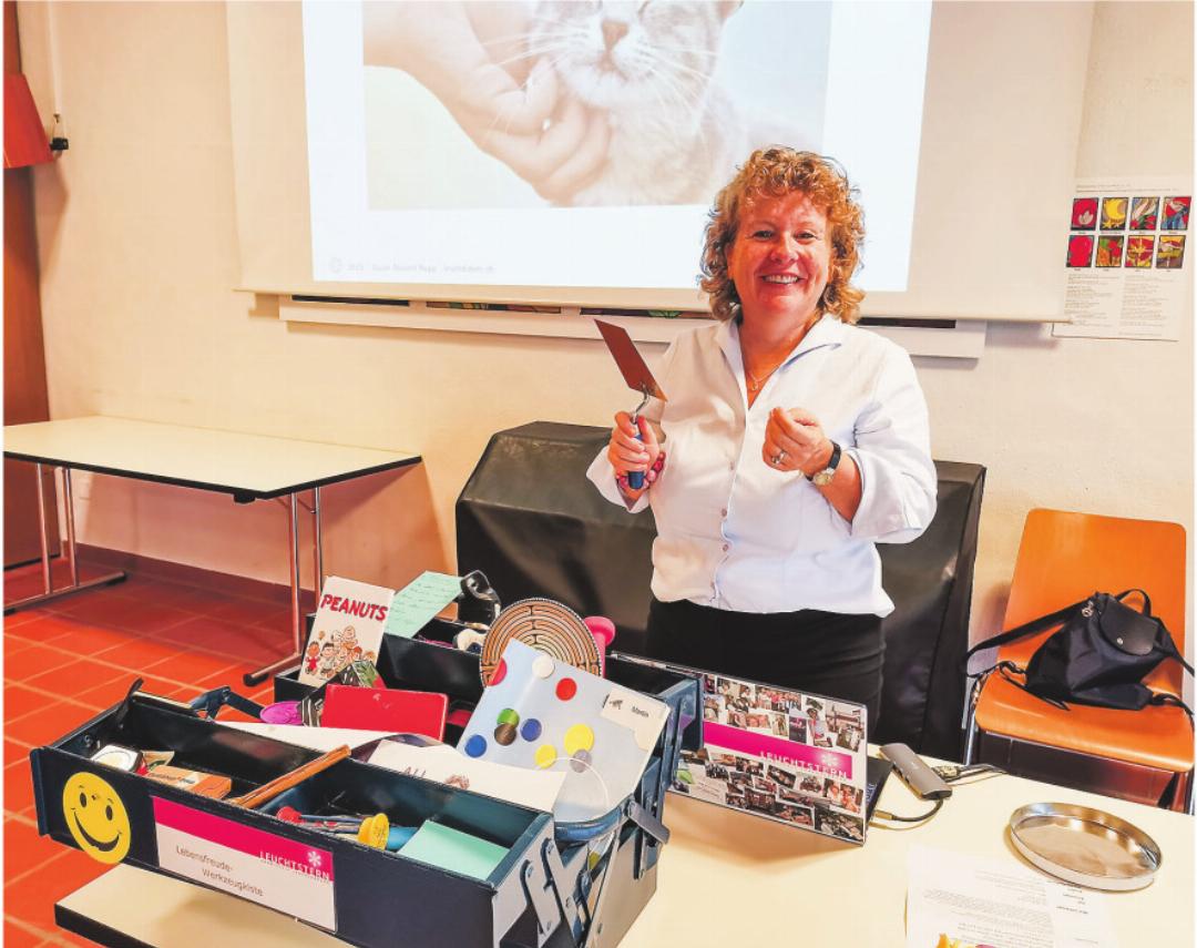 Susan Reinert Rupp, Trainerin und Coach für Achtsamkeit und Lebensfreude, Betriebsökonomin FH und ehemalige Altersbeauftragte, mit ihrer Lebensfreude-Werkzeugkiste. Bild: Sarah Stutte Susan Reinert Rupp, Trainerin und Coach für Achtsamkeit und Lebensfreude, Betriebsökonomin FH und ehemalige Altersbeauftragte, mit ihrer Lebensfreude-Werkzeugkiste. Bild: Sarah Stutte