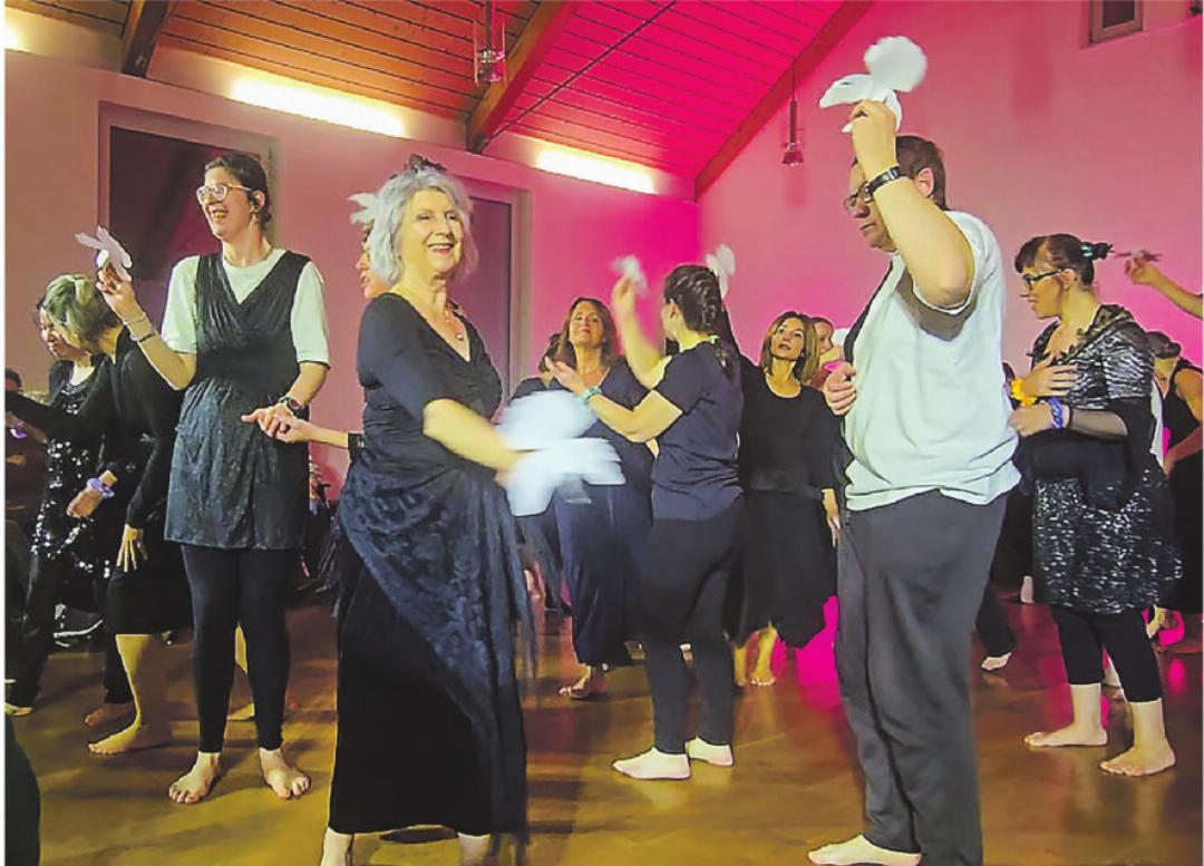 Tanz mit der Friedenstaube. Bilder: Gertrud Ullrich Tanz mit der Friedenstaube. Bilder: Gertrud Ullrich