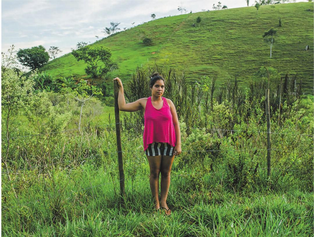 Ein Projektmitarbeiter registriert den Wasserstand vom Rio Pardo mit der Wasser-App. Ein Projektmitarbeiter registriert den Wasserstand vom Rio Pardo mit der Wasser-App.