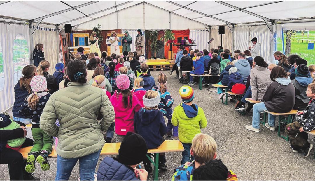 Mit Unterstützung vieler Helferinnen und Helfer erlebten die Kinder eine unvergessliche Ferienwoche. Bilder: zVg Mit Unterstützung vieler Helferinnen und Helfer erlebten die Kinder eine unvergessliche Ferienwoche. Bilder: zVg