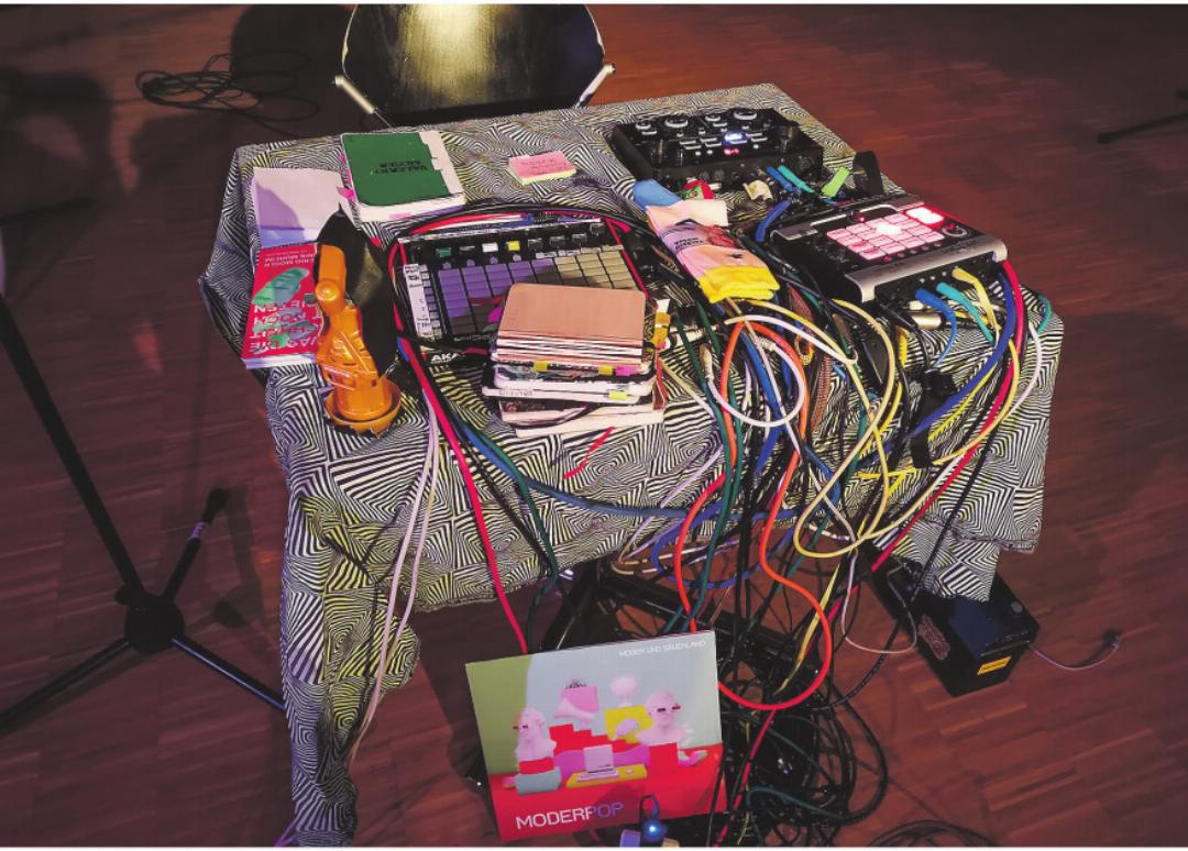 Kreativität auf dem Tisch und im Kopf. Bilder: Sarah Stutte Kreativität auf dem Tisch und im Kopf. Bilder: Sarah Stutte