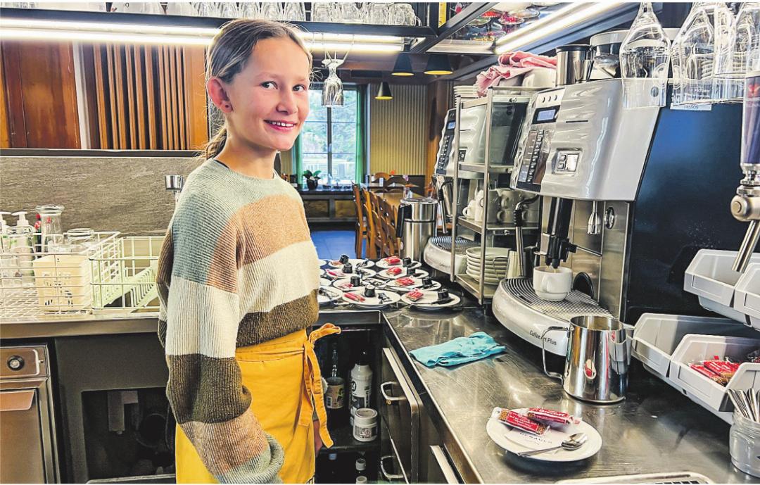 Leilani Breitenmoser schnuppert im Service des Restaurants Eintracht. Bild. Bettina Sticher Leilani Breitenmoser schnuppert im Service des Restaurants Eintracht. Bild. Bettina Sticher