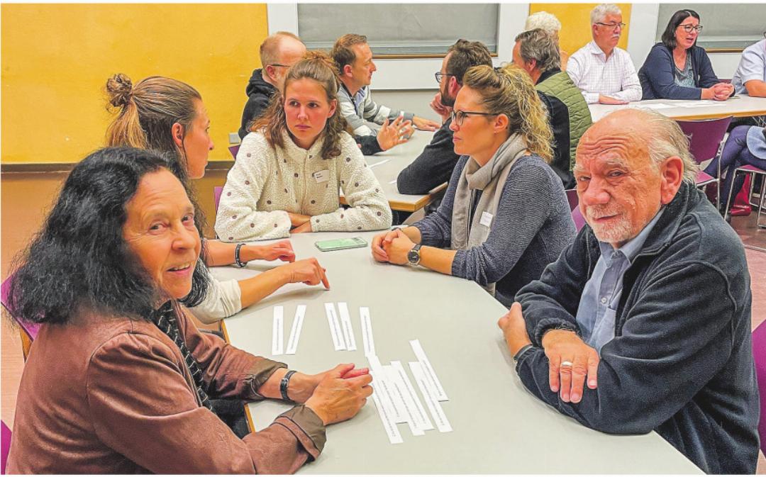 Regula von Wartburg gibt Auskunft am Tisch der Sozialbehörde. Bilder: Sarah Stutte / Gian-Marco Pazeller Regula von Wartburg gibt Auskunft am Tisch der Sozialbehörde. Bilder: Sarah Stutte / Gian-Marco Pazeller