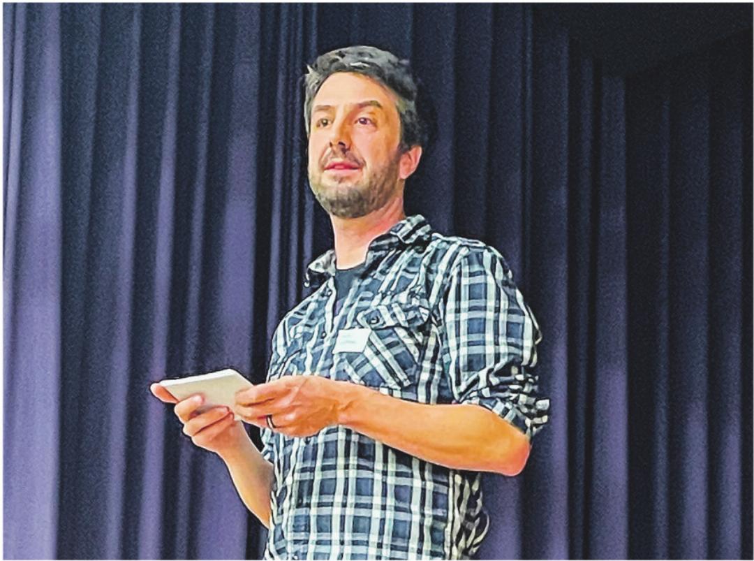 Moderator Nico Leuenberger führt in den Abend ein. Bilder: Sarah Stutte / Gian-Marco Pazeller Moderator Nico Leuenberger führt in den Abend ein. Bilder: Sarah Stutte / Gian-Marco Pazeller