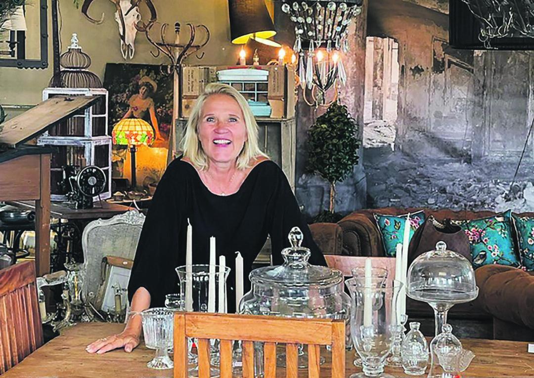 Dominique Trepp, zwischen Möbeln und Wohnaccessoires in den Räumen von Dekoplus. Bild: zVg Dominique Trepp, zwischen Möbeln und Wohnaccessoires in den Räumen von Dekoplus. Bild: zVg