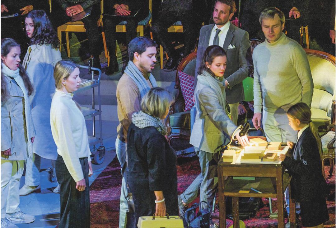 Die kleine Rezeptionistin wird hoffnungslos überfordert, eine szenische Darstellung und starke Metapher. Bild: Emanuele Pucciarelli Die kleine Rezeptionistin wird hoffnungslos überfordert, eine szenische Darstellung und starke Metapher. Bild: Emanuele Pucciarelli