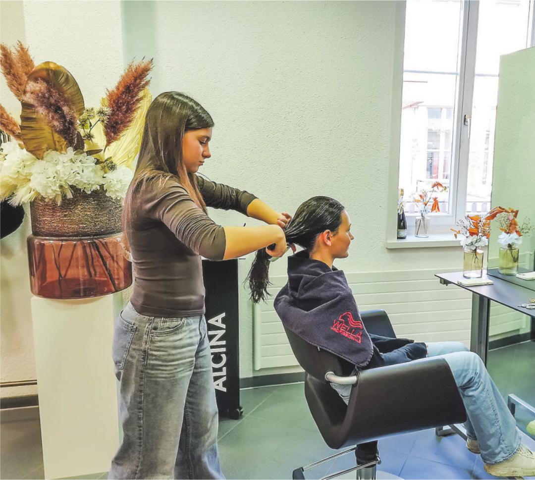 Joya Fehlmann (stehend) und Valentina Ryser durften bei Bell’aspetto Hair & Make-up Design selbst viel ausprobieren. Joya Fehlmann (stehend) und Valentina Ryser durften bei Bell’aspetto Hair & Make-up Design selbst viel ausprobieren.