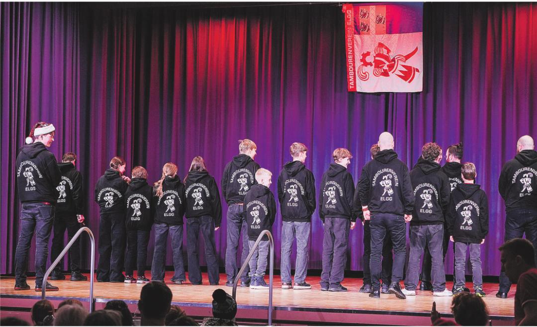 Stolz wird der neue Freizeitpulli präsentiert. Stolz wird der neue Freizeitpulli präsentiert.