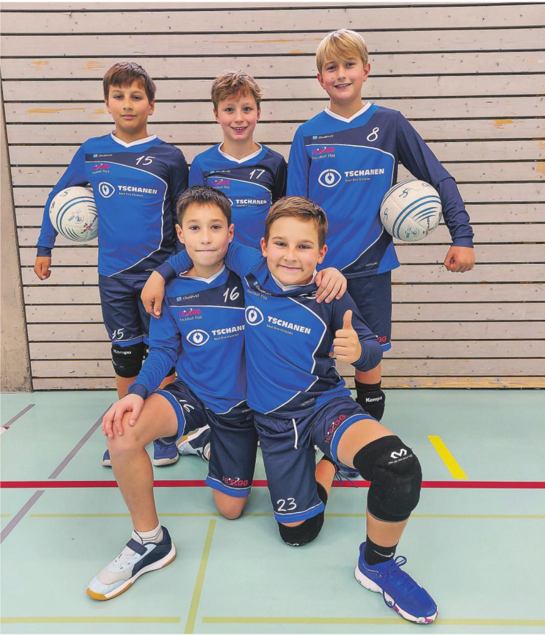 Demonstrierten als Milane Teamgeist in der U12: hinten v.l.n.r Gabriel, Janis, Gaudenz, vorne v.l.n.r. Mario und Julian. Bild: Markus Fehr Demonstrierten als Milane Teamgeist in der U12: hinten v.l.n.r Gabriel, Janis, Gaudenz, vorne v.l.n.r. Mario und Julian. Bild: Markus Fehr