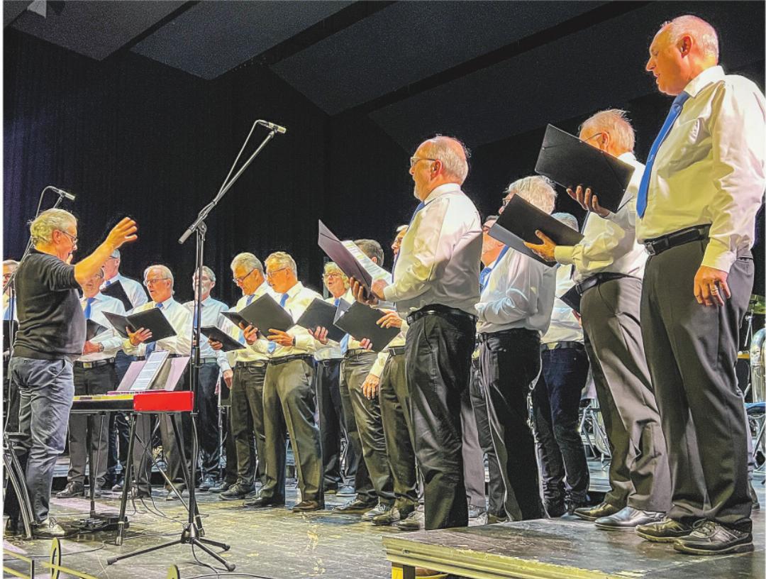 Männerchor unter der Leitung von Paul Erkamp. Bilder: Bettina Sticher Männerchor unter der Leitung von Paul Erkamp. Bilder: Bettina Sticher