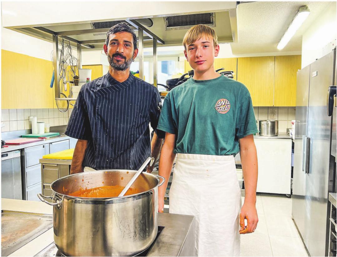 Andres Berger (rechts) in der Küche des Restaurants Eintracht mit Pächter Andrew Patrick. Bild: Bettina Sticher Andres Berger (rechts) in der Küche des Restaurants Eintracht mit Pächter Andrew Patrick. Bild: Bettina Sticher