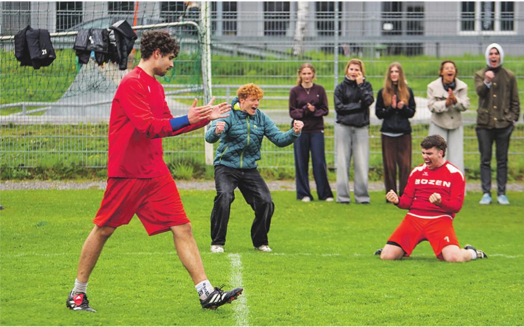 Drei Tage Spitzensport in Elgg: Über 120 Teams aus dem In- und Ausland kämpften am 58. Internationalen Eulachturnier um Punkte, Podestplätze und einen gelungenen Start in die Feldsaison. Bilder: Mario Cibien Drei Tage Spitzensport in Elgg: Über 120 Teams aus dem In- und Ausland kämpften am 58. Internationalen Eulachturnier um Punkte, Podestplätze und einen gelungenen Start in die Feldsaison. Bilder: Mario Cibien