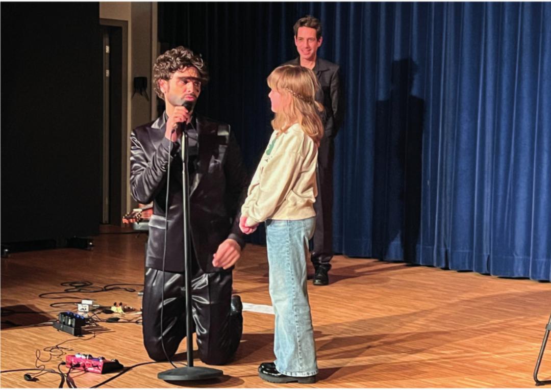 Müslüm in Interaktion mit dem Publikum. Müslüm in Interaktion mit dem Publikum.