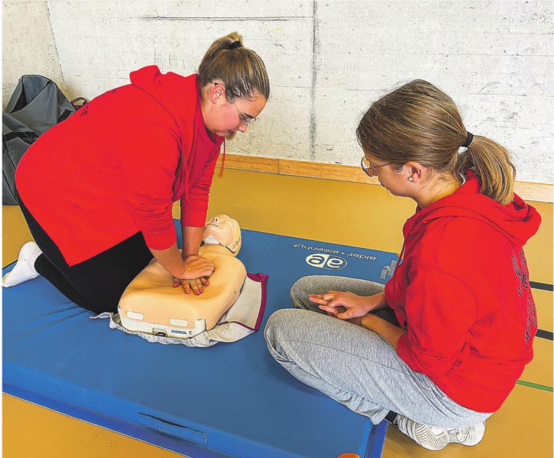 Herzmassage am Dummy. Bilder: Erwin Lutz Herzmassage am Dummy. Bilder: Erwin Lutz