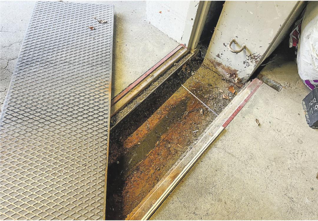 Die grosse Panzerschiebewand beim Eingang zum Schutzraum muss saniert werden. Die grosse Panzerschiebewand beim Eingang zum Schutzraum muss saniert werden.