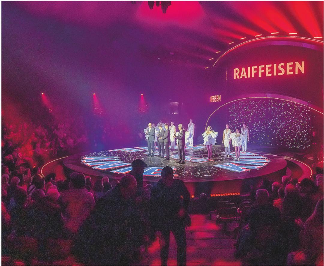 Vertreter der Raiffeisenbank und Zirkusartisten beim Finale. Bild: zVg Vertreter der Raiffeisenbank und Zirkusartisten beim Finale. Bild: zVg