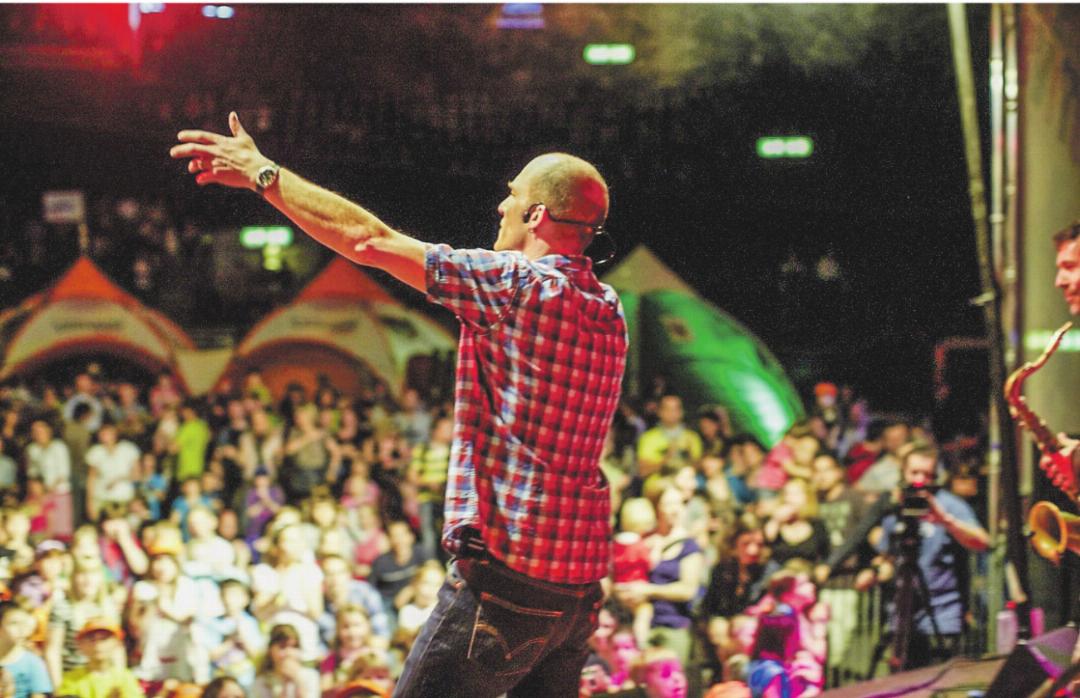 Der Liedermacher begeisterte auch in Elgg schon Klein und Gross und wird dies am 1. November wiederholen. Bild: Michael Sieber Der Liedermacher begeisterte auch in Elgg schon Klein und Gross und wird dies am 1. November wiederholen. Bild: Michael Sieber