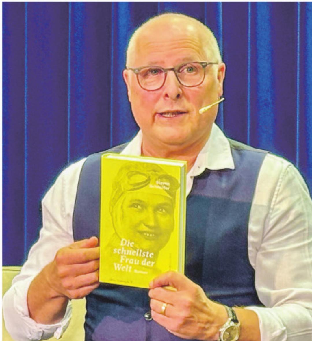 Steven Schneider mit seinem Erstlings-Roman «Die schnellste Frau der Welt». Bild: Marianne Burgener Steven Schneider mit seinem Erstlings-Roman «Die schnellste Frau der Welt». Bild: Marianne Burgener