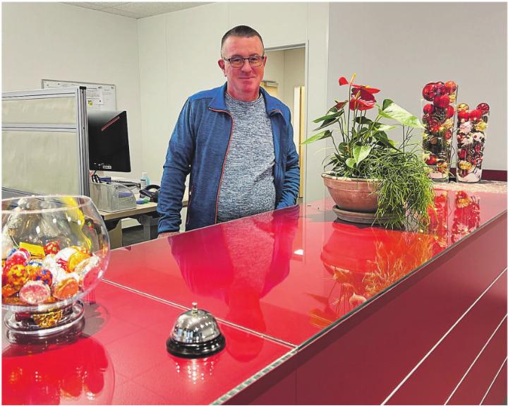 Fridolin Borer, Betriebsleiter der Spitex Aadorf, beim Schalter in den neuen Räumen an der Châtelstrasse 5. Bild: Bettina Sticher