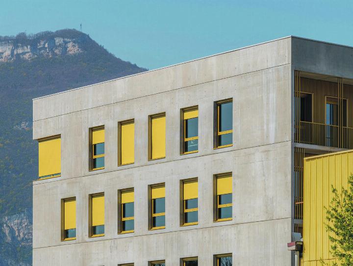 Griesser stattet einen Beton-Neubau in Grenoble mit der Fassadenmarkise Soloscreen aus. Bild: zvg
