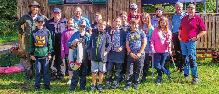 Die Kinder mit den Fischern des Fischervereins obere Lützelmurg.